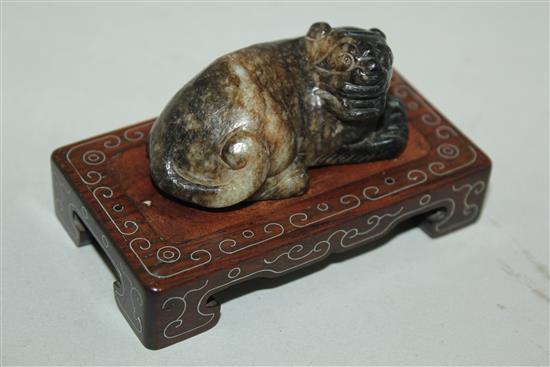 A Chinese grey and black jade figure of a recumbent lion-dog, 18th / 19th century, 8.8cm